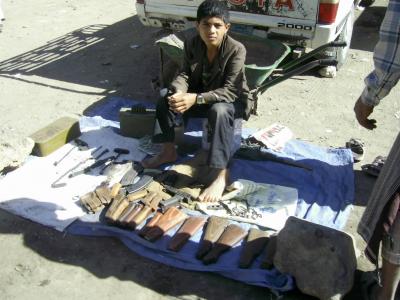 شبكة أخبار الجنوب - طفل يبيع قطع اسلحة